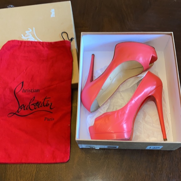 SOLD ON REALREAL - Picture 10 of 11